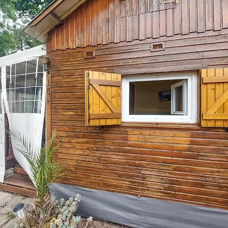 キャンプ場 Cozy Stacaravan In *