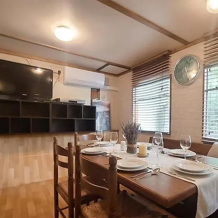 Cozy Stacaravan In